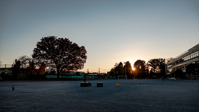 陽が沈みゆく立川第八小学校の校庭